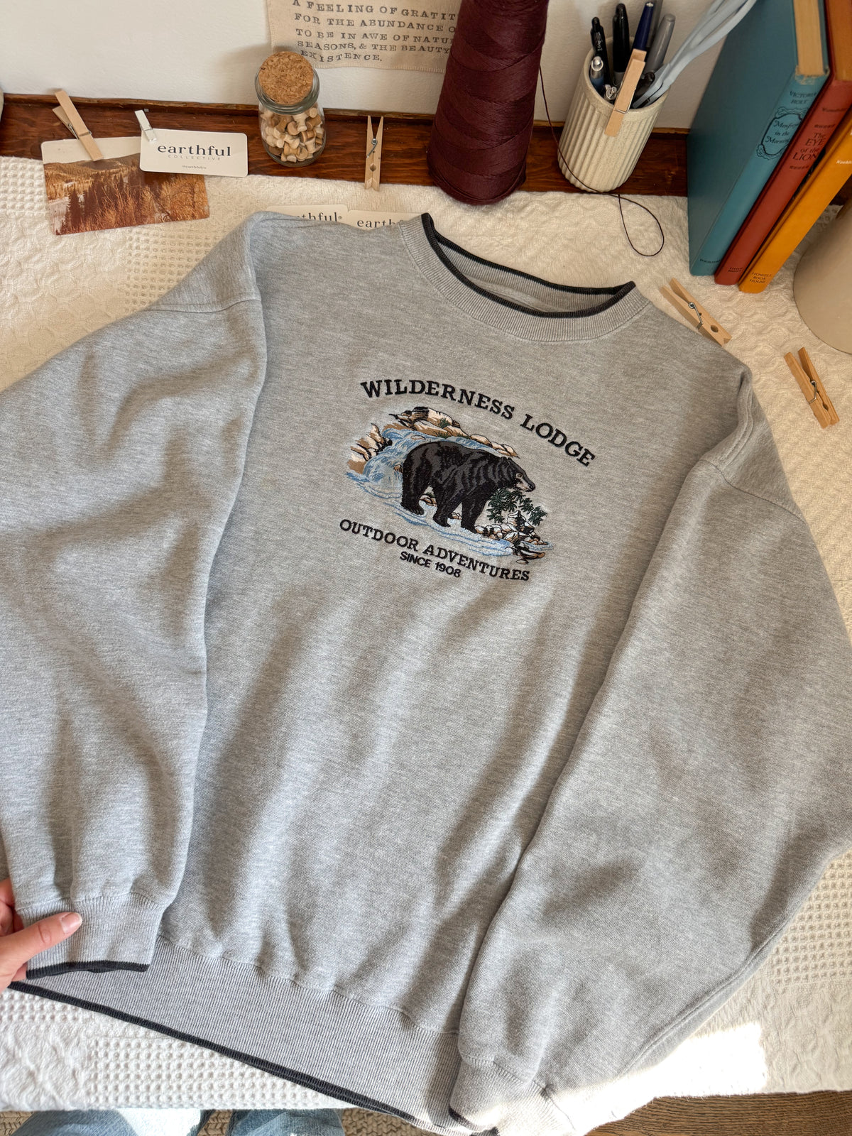 The Wilderness Lodge Bear Crewneck (L)