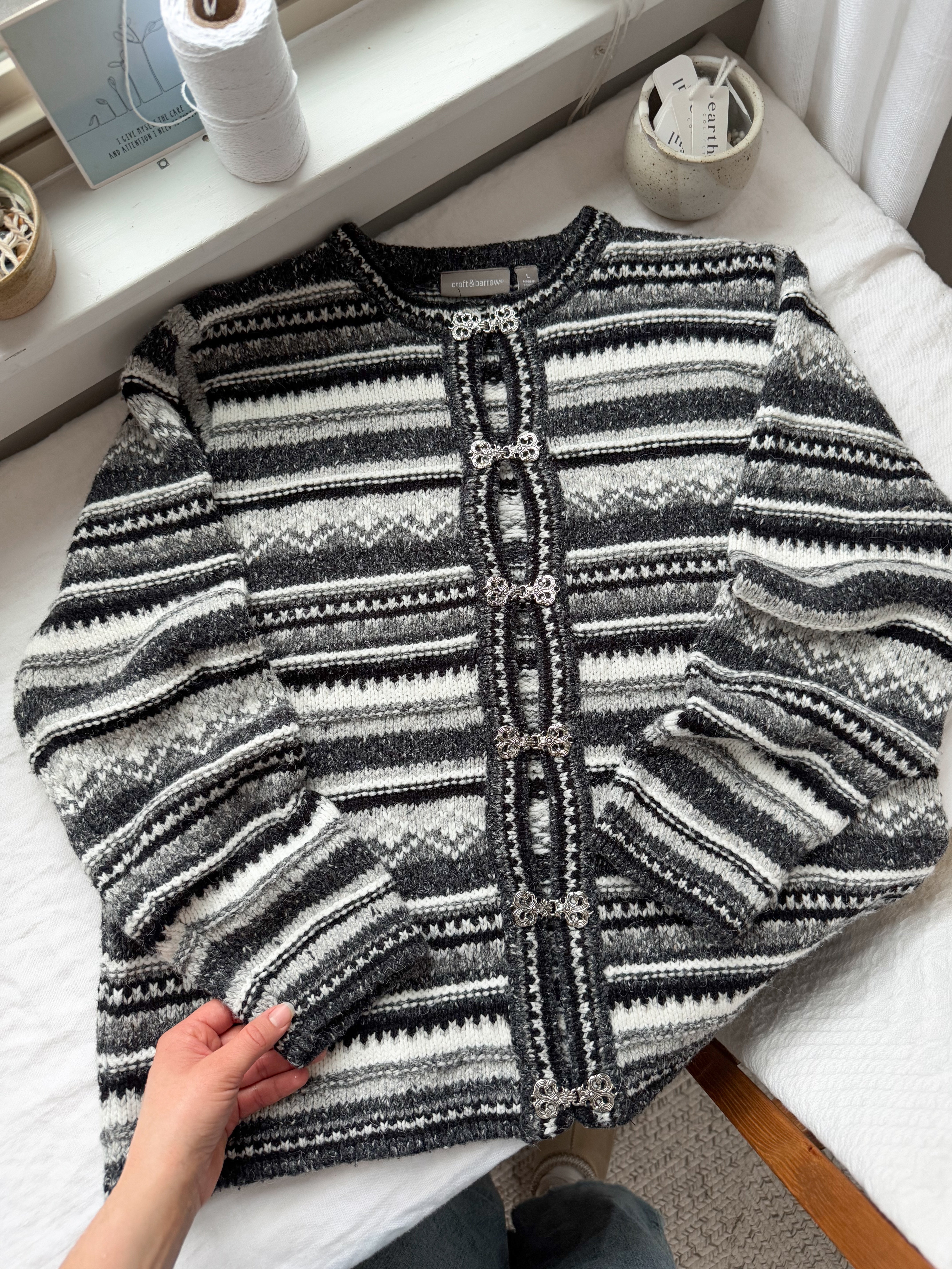 The Newspaper Clasp Cardigan (L)