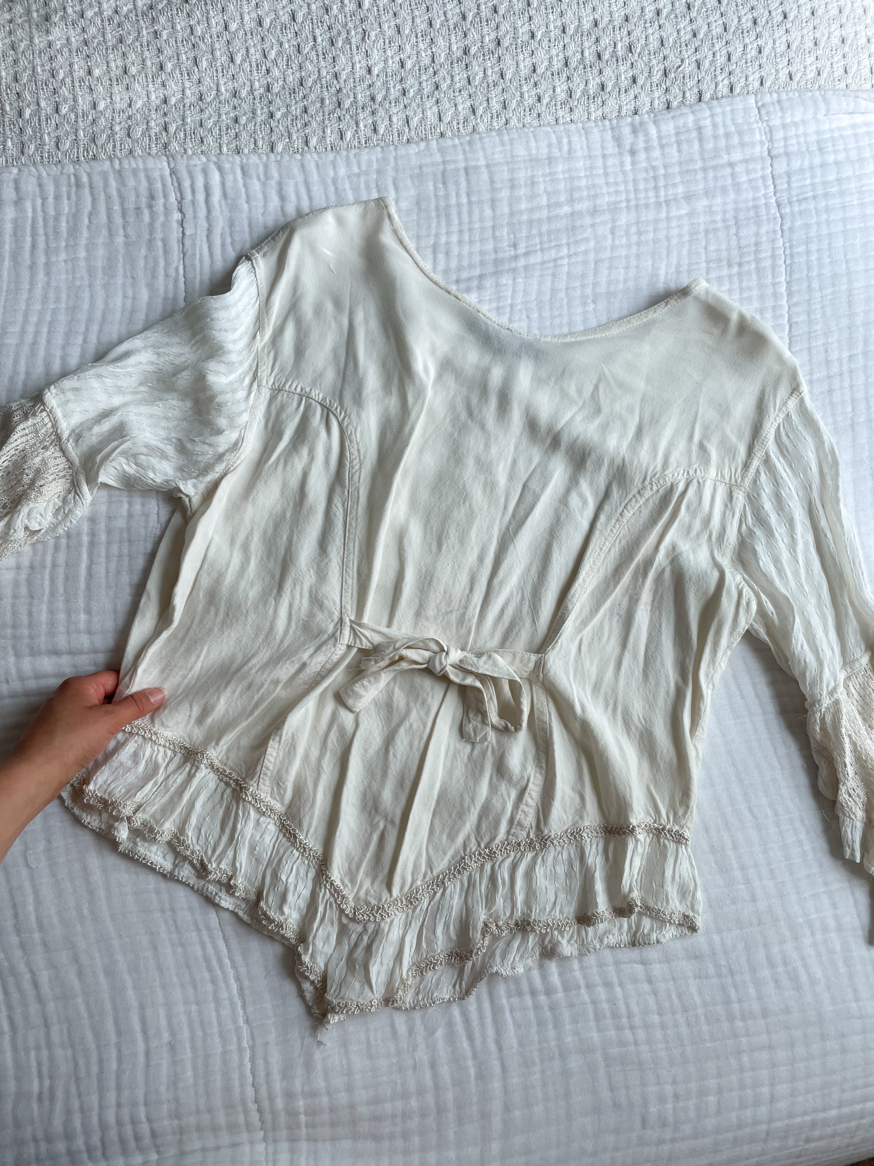 The Bell Sleeve Embroidered Blouse (L)