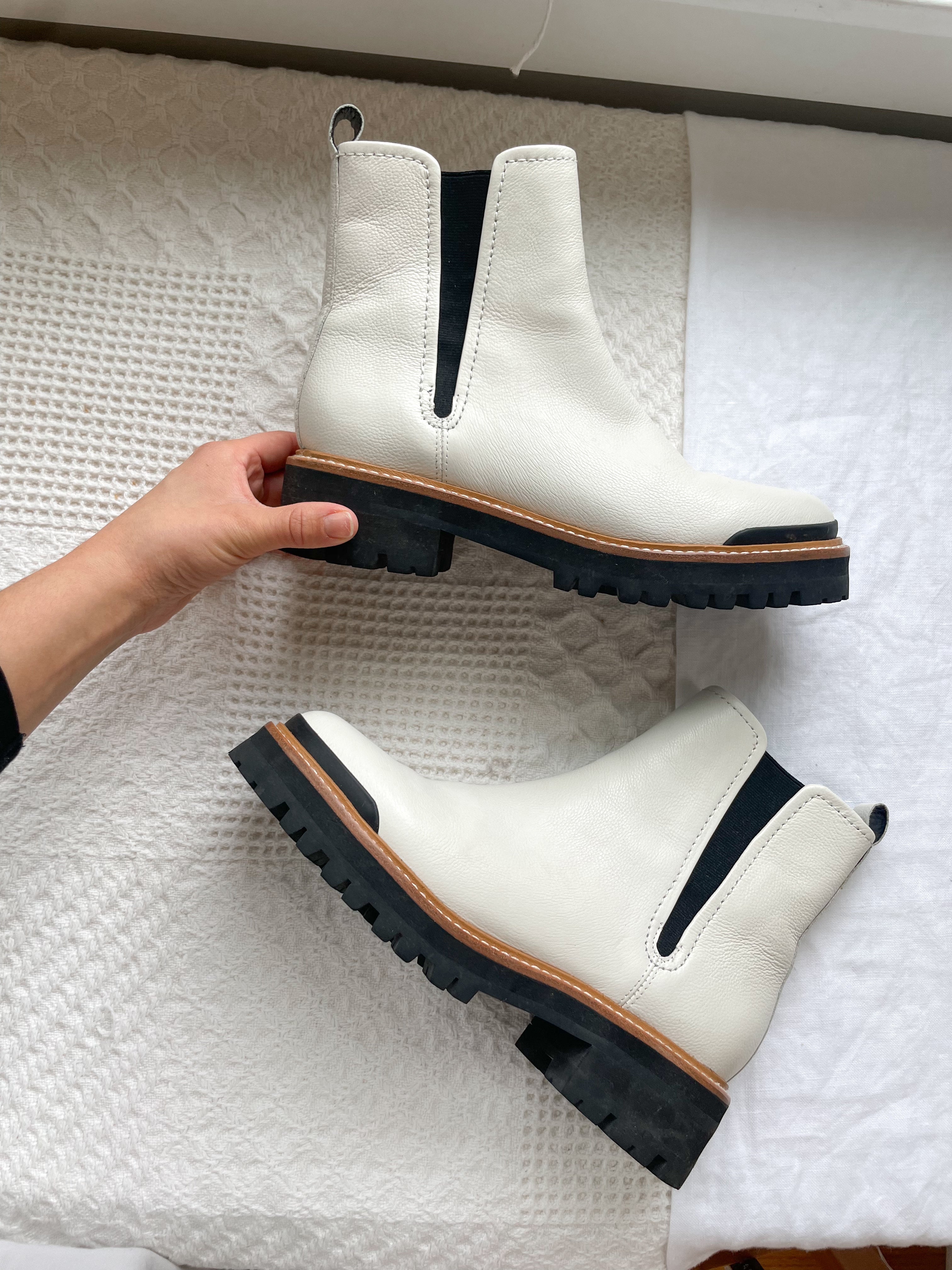 The White Chelsea Boots (6.5)