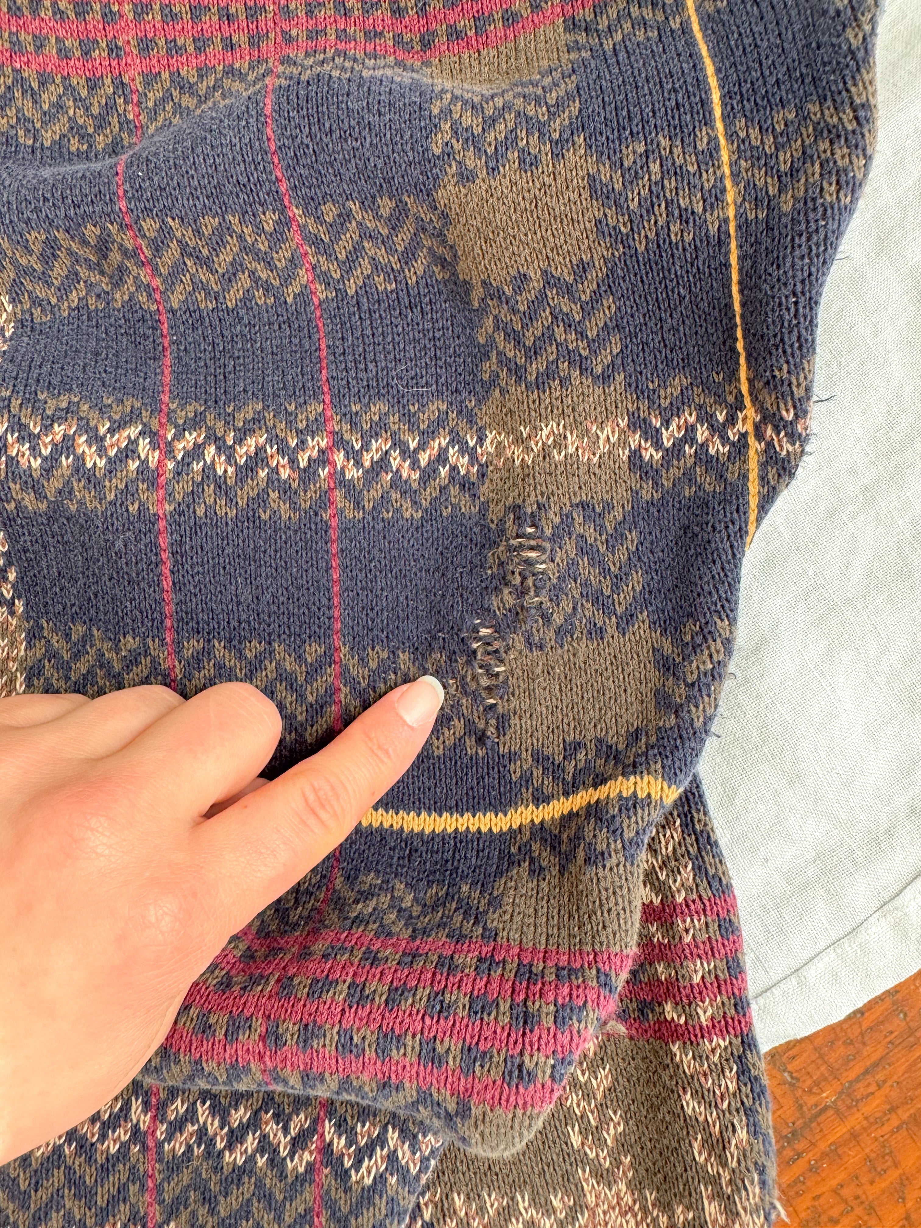 The Houndstooth Plaid Sweater (L)