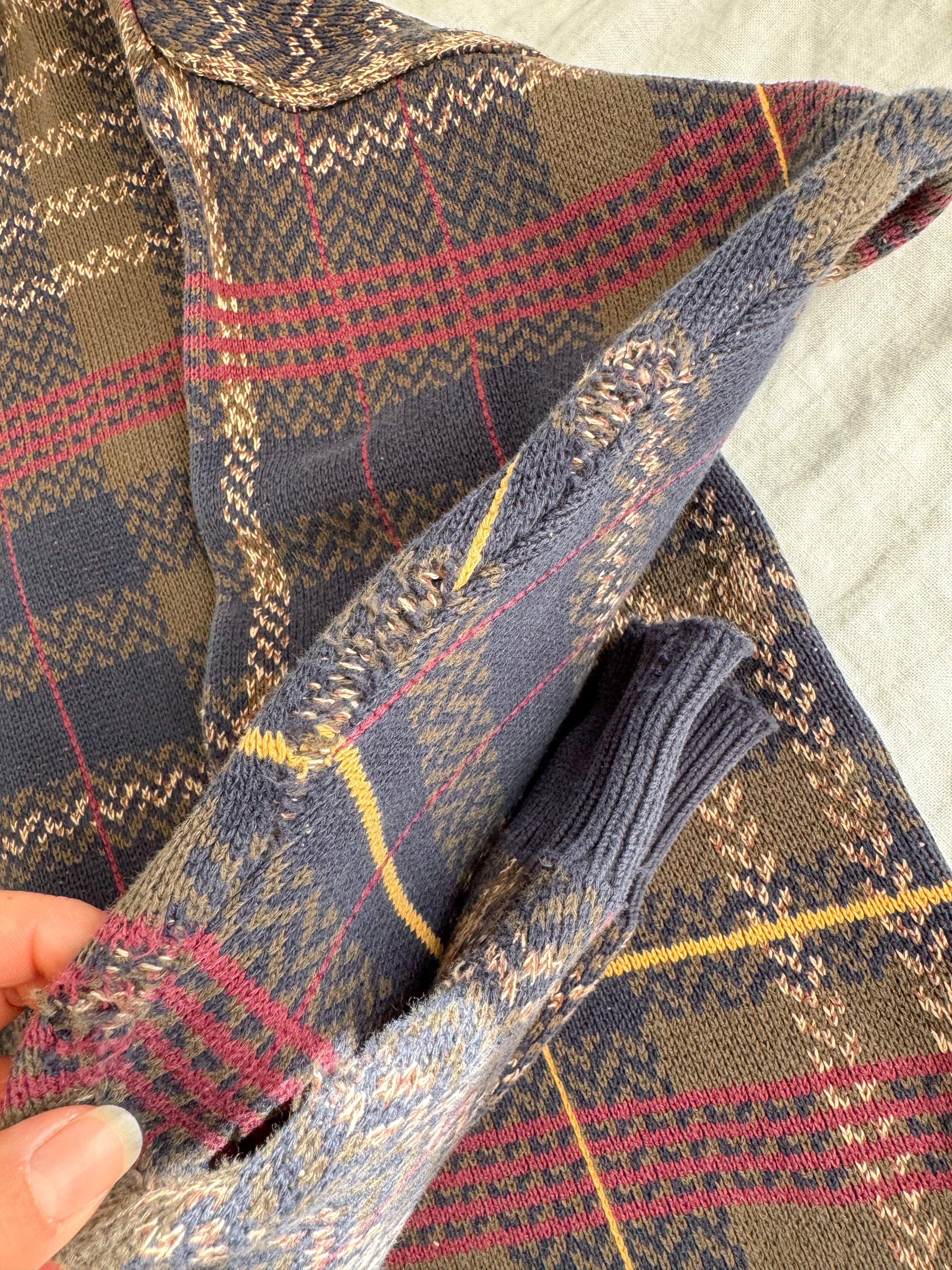 The Houndstooth Plaid Sweater (L)