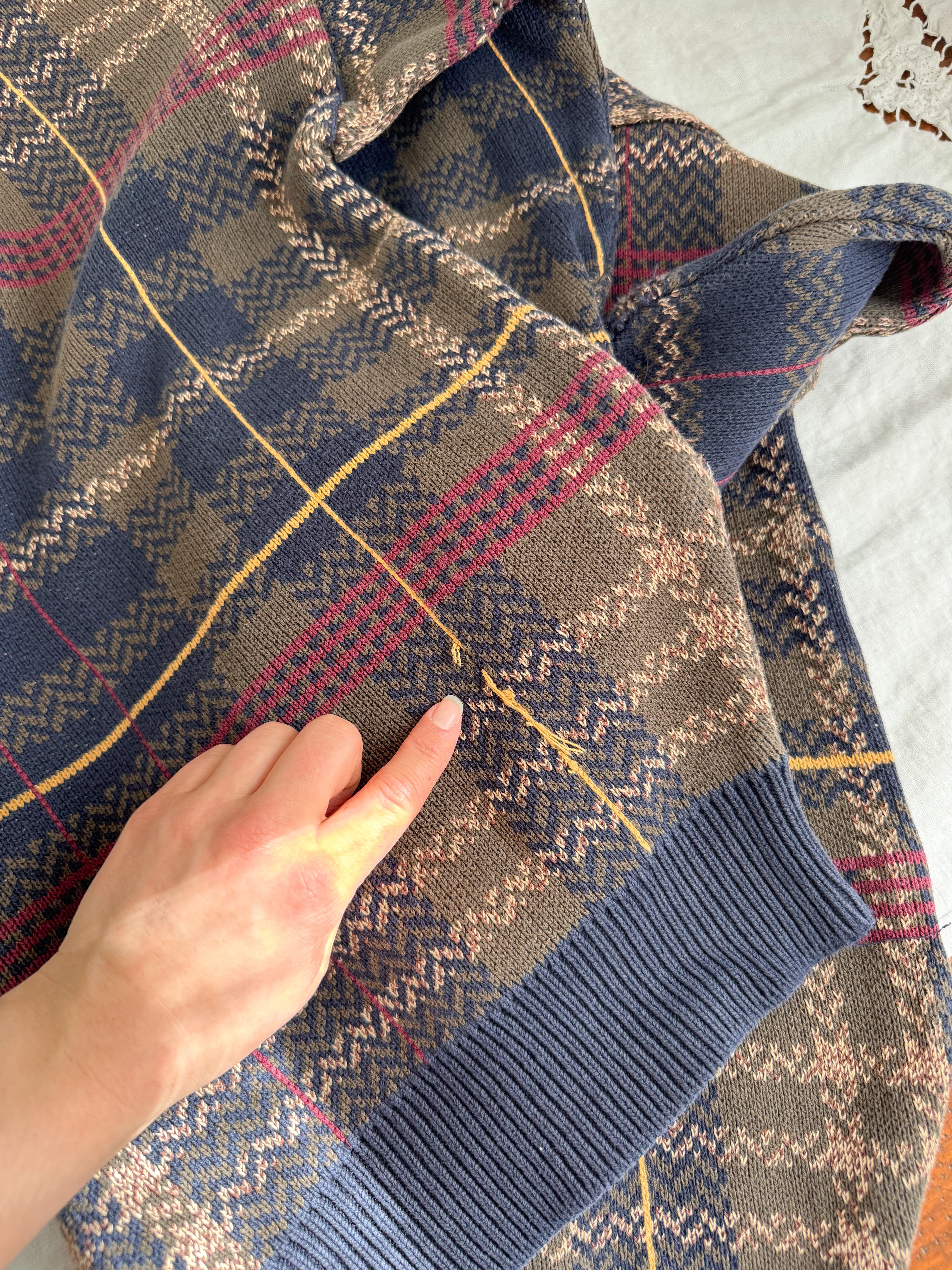 The Houndstooth Plaid Sweater (L)