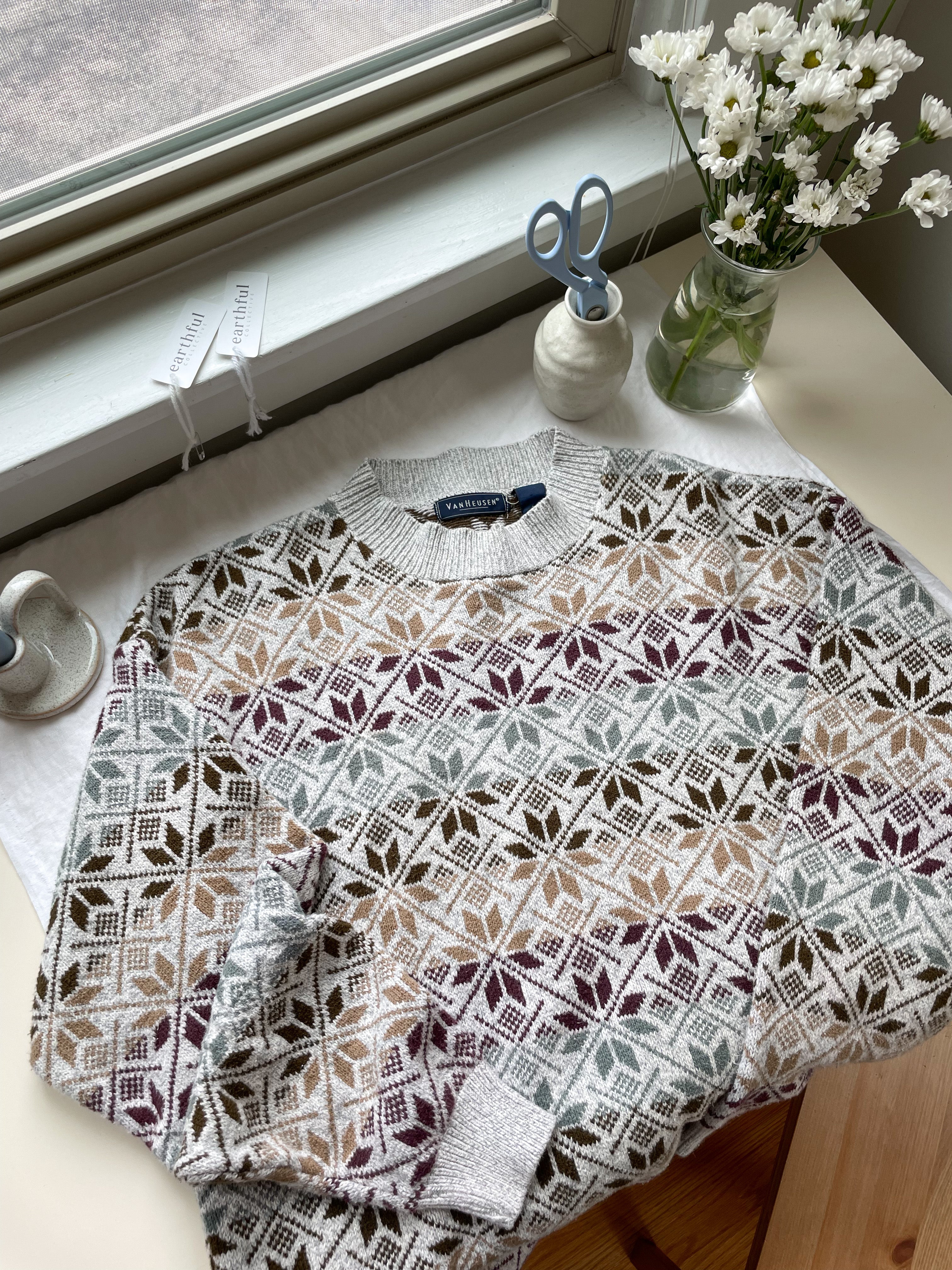 The Snowflake Sweater (L)